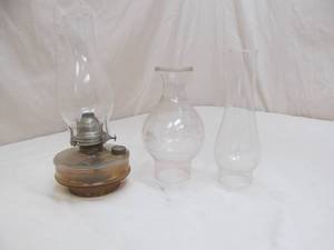 lot 28 image: lamp