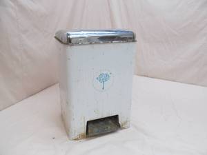 lot 71 image: vintage waste basket