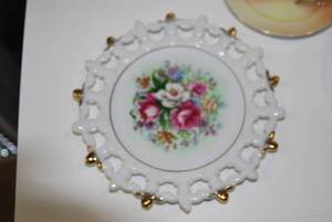 lot 21 image: 3 piece lot of hand painted collectors plates
