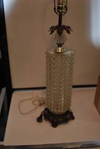lot 29 image: Anitique lamp