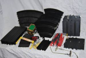 lot 33 image: Vintage Eldon 132 scale slot car track