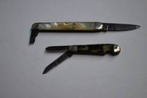 lot 43 image: 2 Mother of Pearl handled folding jack knives