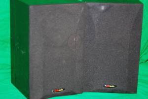 lot 35 image: Polk Audio R15 2-Way Bookshelf Loudspeakers