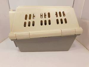 lot 74 image: Med Size Pet Kennel