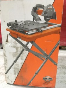 lot 200E101 image: RIDGID 9 Amp Corded 7 in. Wet Tile Saw with Stand in good conditions