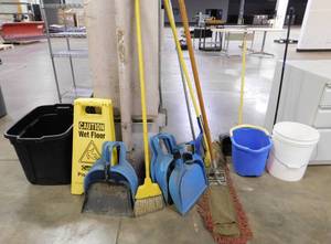 lot 364 image: Misc. lot of Cleaning Items