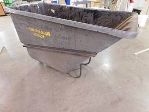 lot 366 image: Rolling Rubbermaid Garbage Bin