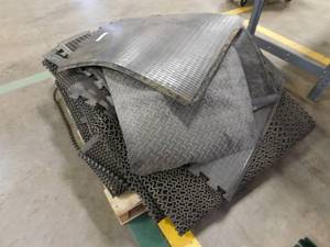lot 369 image: Antifatigue Mats