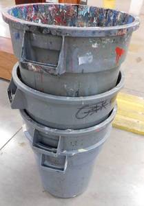lot 386 image: 4 - Rubbermaid 20 Gallon Garbage Bins