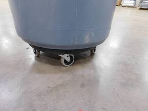 lot 389 image: 1 - Rolling Rubbermaid Garbage Bin