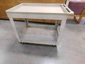 lot 390 image: Rubbermaid Rolling Service Cart - 24 x 36