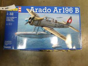 lot 399 image: 3 - Revell Collectible Model Airplanes