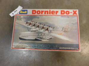 lot 402 image: 3 - Collectible Model Airplanes