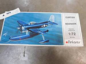 lot 403 image: 5 - Collectible Model Airplanes