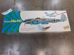 lot 404 image: 2 - Collectible Model Airplanes