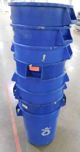 lot 396 image: 8 - 20 Gallon Rubbermaid Garbage Bins