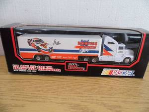 lot 3 image: Hooters Racing Team Semi
