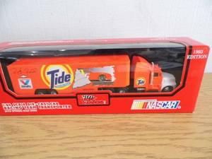 lot 16 image: Tide Racing Team Semi