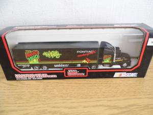lot 21 image: Mello Yello Racing Team Semi