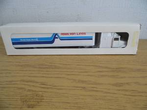 lot 36 image: Atlas Van Lines Semi