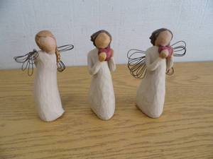 lot 39 image: Willow Tree Figures
