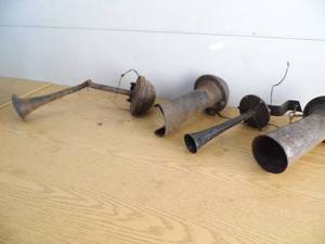 lot 62 image: Vintage Car Horns