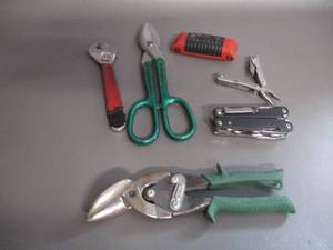 lot 16 image: Garden Tools and Mossy Oak Knife