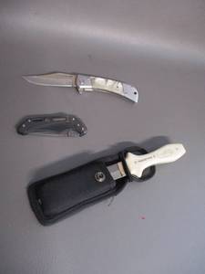 lot 26 image: 3 Knives