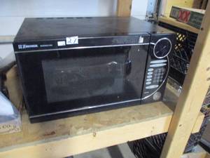 lot 27 image: Microwave