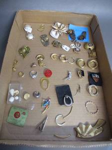 lot 34 image: Vintage Jewelry and Sterling Silver Wedding Ring