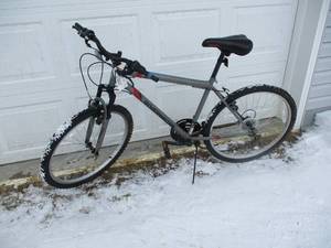 lot 32 image: Roadmaster Granite Peak Bicycle
