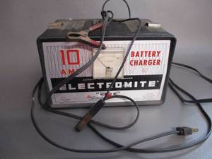 lot 68 image: 10 Amp Battery Charger