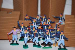 lot 3 image: 1973 Men of 76 Revolutionary fort Action Figures, fort, and the box