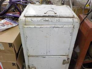 Vintage Metal Ice Box 17 x 13 x 40...