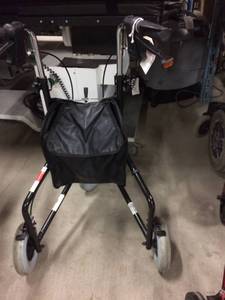 lot 32 image: NOVA DELUXE 3 WHEEL TRAVELER ROLLATOR WALKER