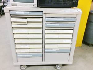 lot 98 image: MSRP $4000 Lionville 400 Series Pharmacy Medication Cart Mobile Crash Cart Medical Supply Cart Great For The Garage Crafters Beads Etc - Super Condition 1st Pic Stock Photo