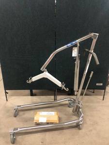lot 103 image: MSRP $750 LIKE NEW CONDITION INVACARE 9805 HOYER STAINLESS STEEL HYDRAULIC PERSONAL PATIENT LIFT WITH NEW IN BOX&nbspFULL BODY SLING 450LBS CAPACITY #9043