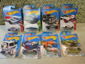 Lot of 8 Hot Wheels Cars  EC1...