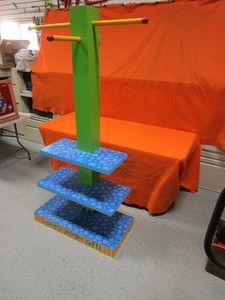lot 38 image: Display Stand 17x36x74
