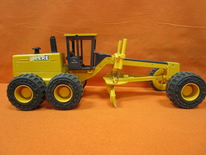 lot 103 image: 16th JD Grader 116th Tonka Bulldozer
