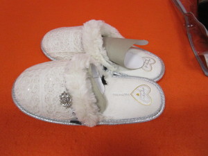 lot 174 image: (New) Womens Slippers