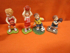 lot 236 image: Ornaments, Figurines, Vintage Childrens Dishes