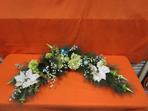 lot 265 image: (New) Christmas Arrangement & Garland