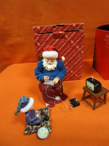 lot 271 image: (3) (New) Santa Figures Clothtiques