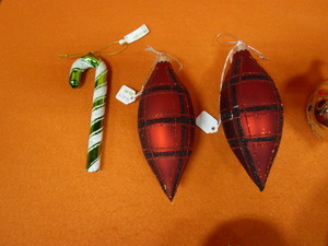 lot 286 image: (New) Glass Christmas Ornaments