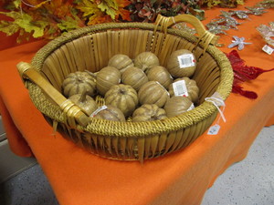 lot 295 image: Fall Decorations & Wreaths