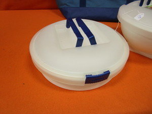 lot 298 image: (New) Kitchen Items Insulated Bag, Storage Containers, Pizza Pan