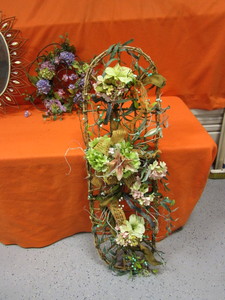 lot 301 image: (New) Floral Decor & Mirror