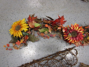 lot 316 image: Floral Wall Hanging 68 & Wicker Wall Decor