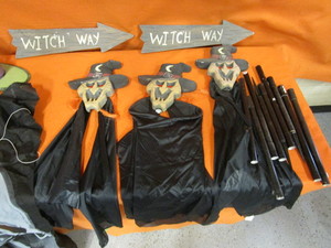 lot 355 image: (New) Halloween Decorations